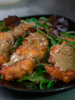 Una foto de Ensalada de pollo estilo japonés