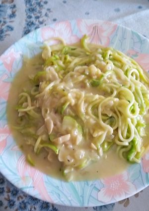 Foto principal de Spaguetis de calabacín con salsa de queso