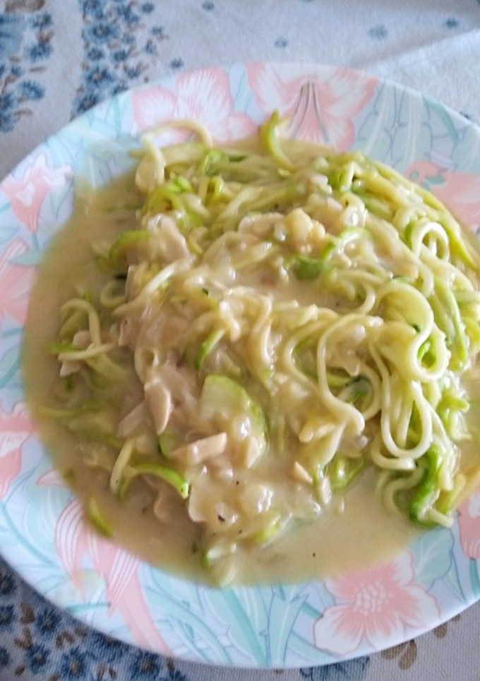 Una foto de Spaguetis de calabacín con salsa de queso