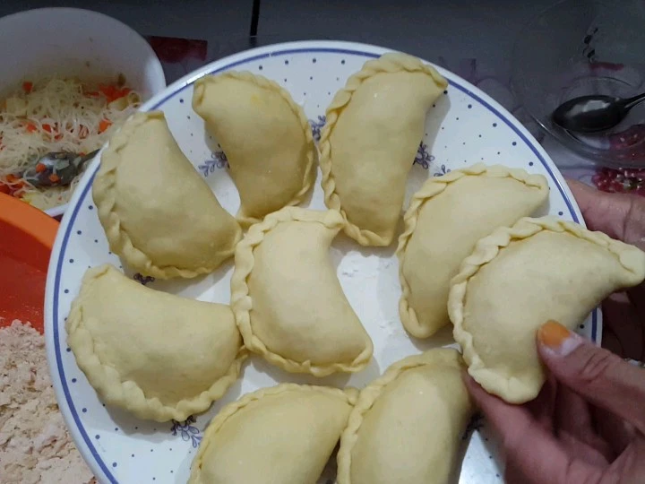 Langkah Mudah untuk Menyiapkan Resep Pastel Isi Bihun Kentang Wortel dan Telur yang  Bikin Ketagihan Anti Ribet, Uenak Banget