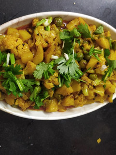 ફલાવર વટાણા બટાકા નુ શાક (Flower Vatana Bataka Shak Recipe In Gujarati) રેસીપી મુખ્ય ફોટો