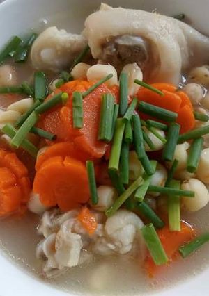 Hình của món Móng giò hầm hạt sen.