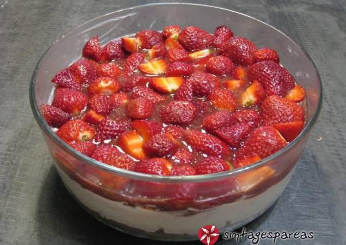 κύρια φωτογραφία συνταγής Cheesecake με φράουλες και λευκή σοκολάτα