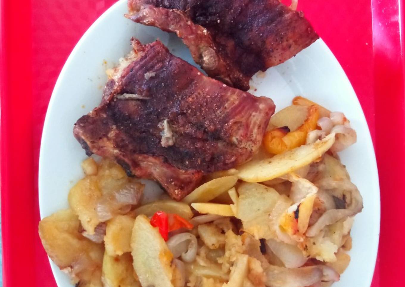 Costillar al horno con guarnición