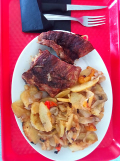 Una foto de Costillar al horno con guarnición