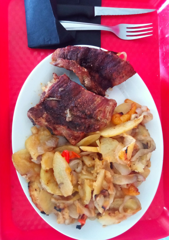 Una foto de Costillar al horno con guarnición