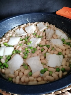 Una foto de Alubias blancas con bacalao