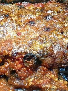 Una foto de Berenjenas con aceitunas negras y alcaparras