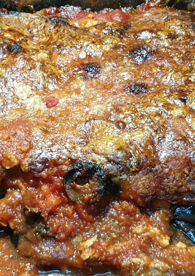 Una foto de Berenjenas con aceitunas negras y alcaparras
