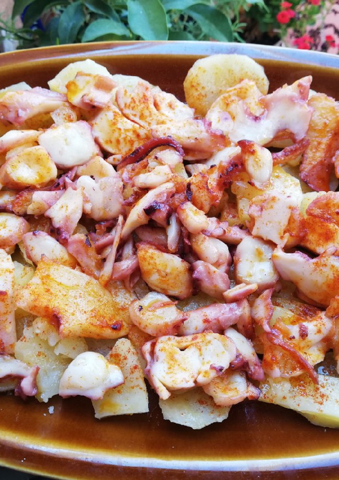 Una foto de Potón a la gallega🦑🥔🐙