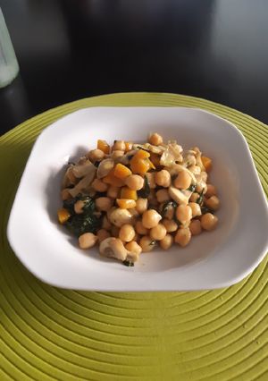 Una foto de Garbanzos con calabaza y leche de coco
