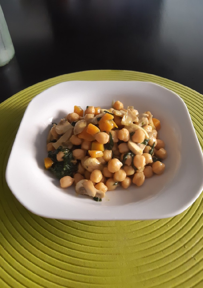 Una foto de Garbanzos con calabaza y leche de coco