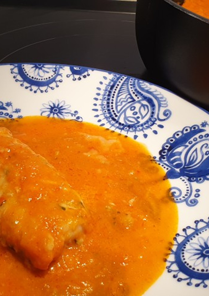 Una foto de Merluza en salsa de morrón con puerro