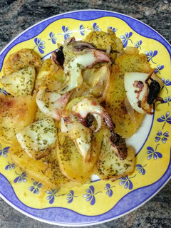 Una foto de Sepia al horno con patatas y cebolla