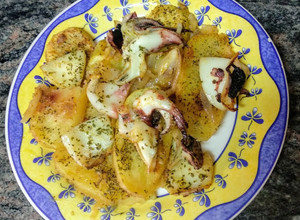 Una foto de Sepia al horno con patatas y cebolla