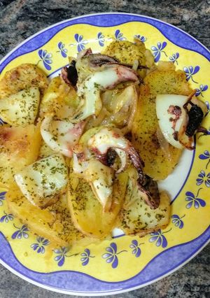 Foto principal de Sepia al horno con patatas y cebolla