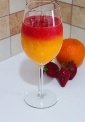 Foto de Suco de laranja e morango