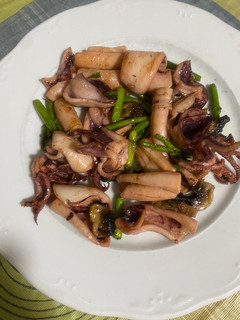 Una foto de Calamares a la plancha con verduras