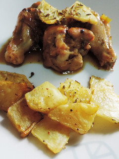 Una foto de Alitas de pollo a la cerveza con guarnición de patatas especiadas