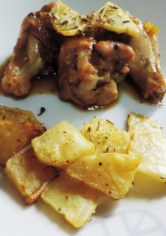 Una foto de Alitas de pollo a la cerveza con guarnición de patatas especiadas