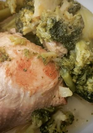 Une photo de Poulet à l'ail et brocolis au cookéo