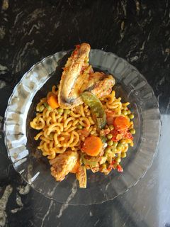 Una foto de Fideuá de pollo y verduras