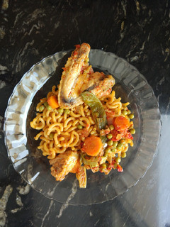 Una foto de Fideuá de pollo y verduras