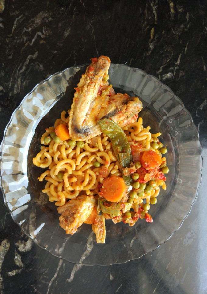 Una foto de Fideuá de pollo y verduras
