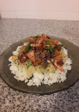 Una foto de Arroz con quinoa, vegetales y pollo