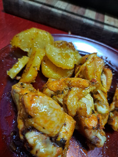 Una foto de Alitas de pollo al horno con papas