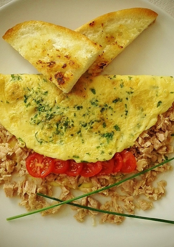 Una foto de Tortilla a la francesa rellena de atún claro