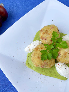 Foto di Canederli di farro con crema di piselli (ricetta senza lattosio)