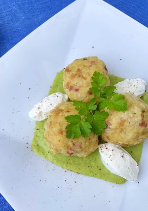 Foto di Canederli di farro con crema di piselli (ricetta senza lattosio)