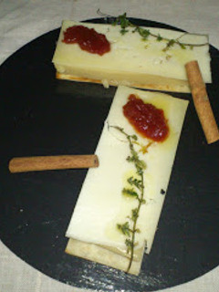Una foto de Crujiente de queso de oveja y cuajada de pera rincón de soto