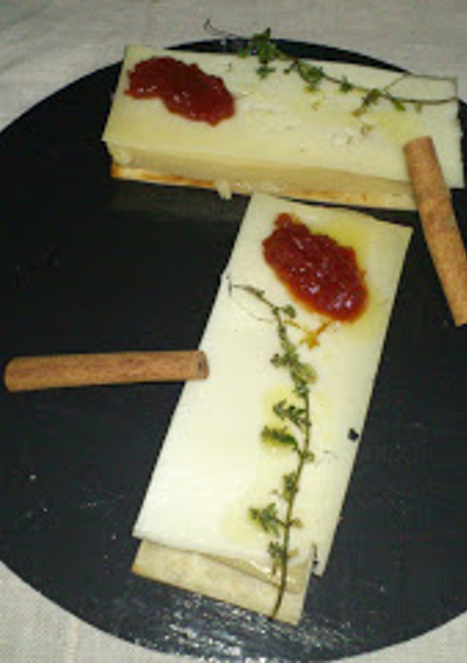 Una foto de Crujiente de queso de oveja y cuajada de pera rincón de soto