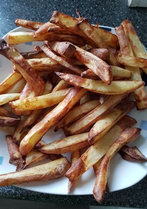 A picture of Fries in air fryer.