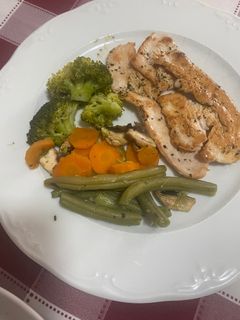 Una foto de Pechuga de pavo con verduras