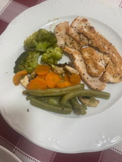 Una foto de Pechuga de pavo con verduras