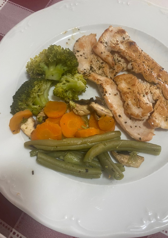 Una foto de Pechuga de pavo con verduras