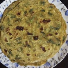 A picture of Methi paratha.