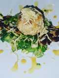 Käseknödel auf Feldsalat