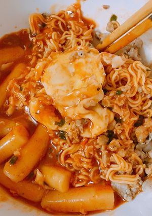 Hình của món Bánh gạo mì cay.
