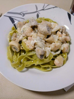 Una foto de Tagliatelle de espinacas con champiñones y gambas en salsa de queso