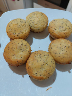 Una foto de Muffins de limón-amapola keto