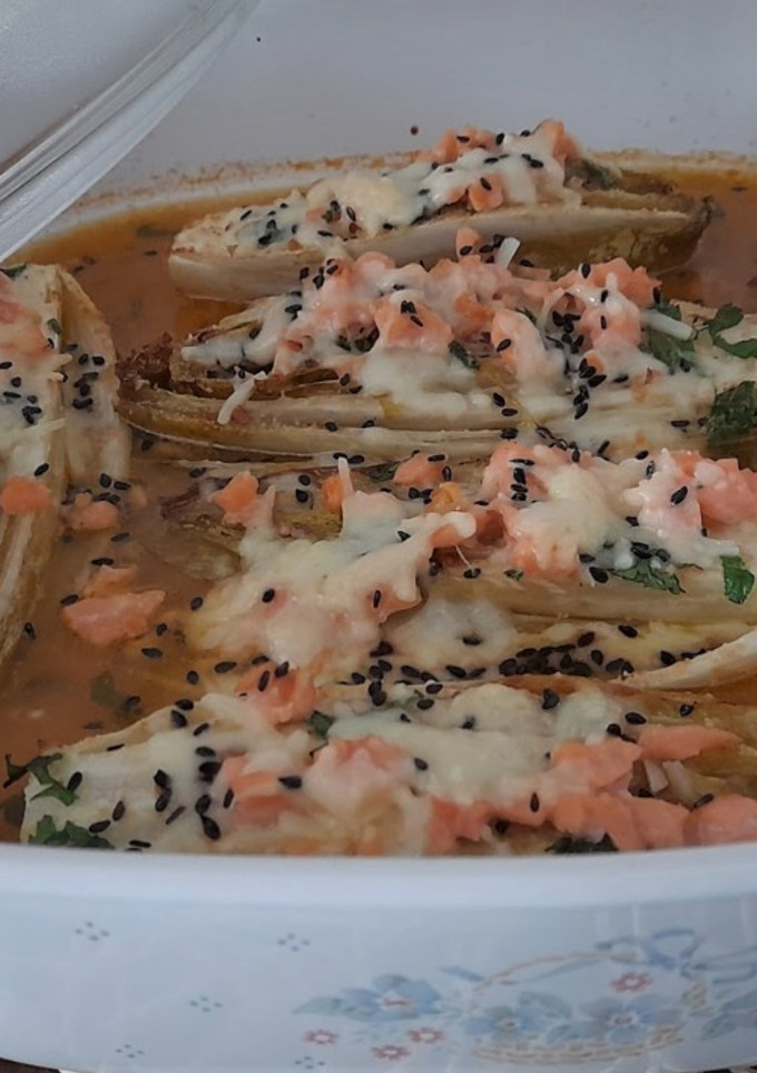 Una foto de Endivias al horno con salmón