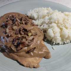 Una foto de Pechuga de pollo con salsa de setas y arroz blanco