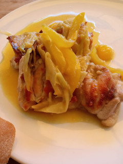 Una foto de Pollo amarillo