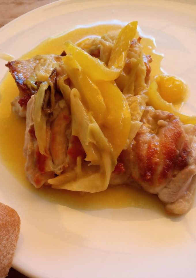 Una foto de Pollo amarillo