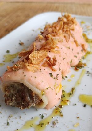 Una foto de Canelón de ragú de ternera con salsa aurora
