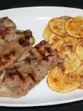 Chuletas de cerdo vetadas asadas a la plancha y chips de papas a la parmesana